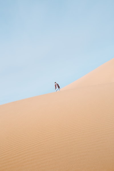 站在沙漠上的人